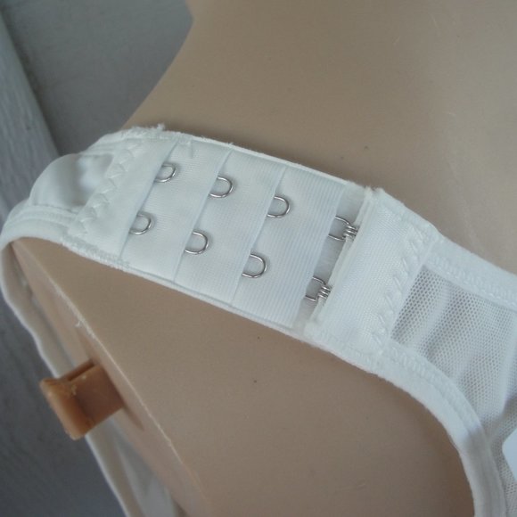 Embraced Bra White Women's Size XL very Adjustable with front closure - Picture 4 of 8